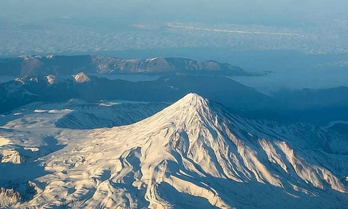 زیبایی باورنکردنی قله دماوند پس از بارش برف + فیلم