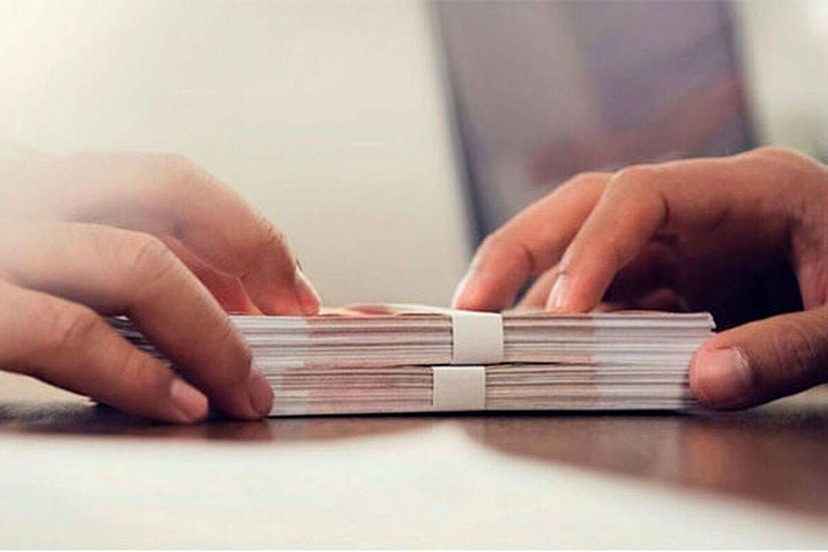 کارمندان دولت یک حقوق اضافه دریافت میکنند