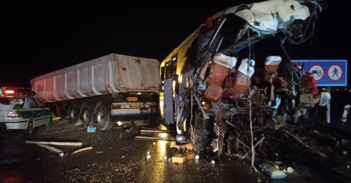 تصادف اتوبوس و تریلی در ارومیه / ۲۰ کشته و زخمی تاکنون