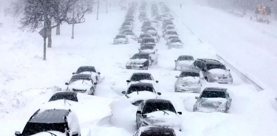 لیزخوردن خودروها در برف تبریز! + فیلم