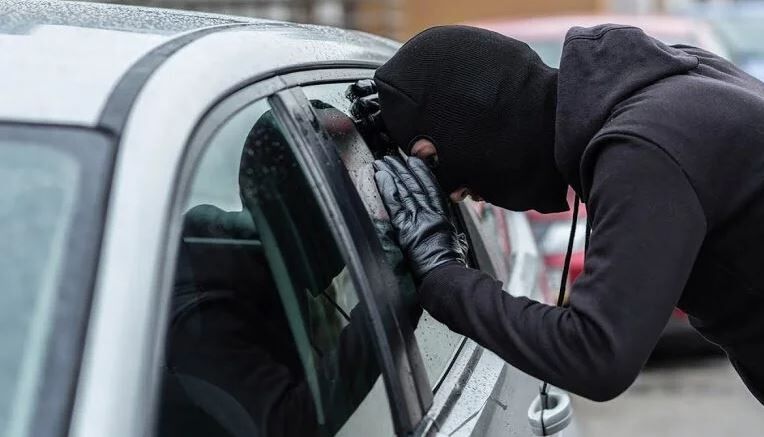 سرقت پژو ایرانی در ۳۰ ثانیه مقابل دوربین! + فیلم