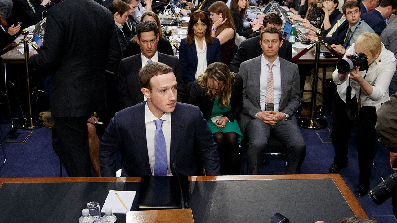 سناتور آمریکایی خطاب به مارک زاکربرگ: دستان تو به خون آلوده است!