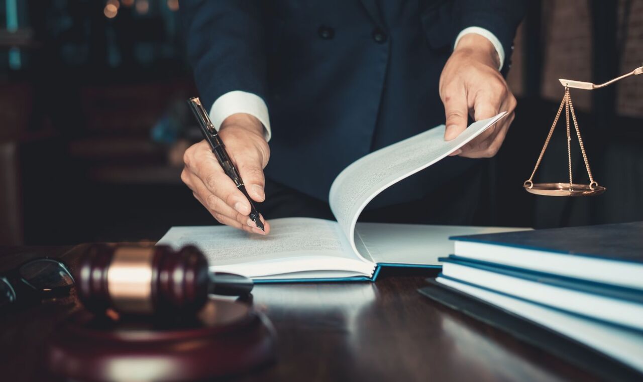 ۵ ویژگی اصلی بهترین وکیل پایه یک دادگستری که باید بدانید!