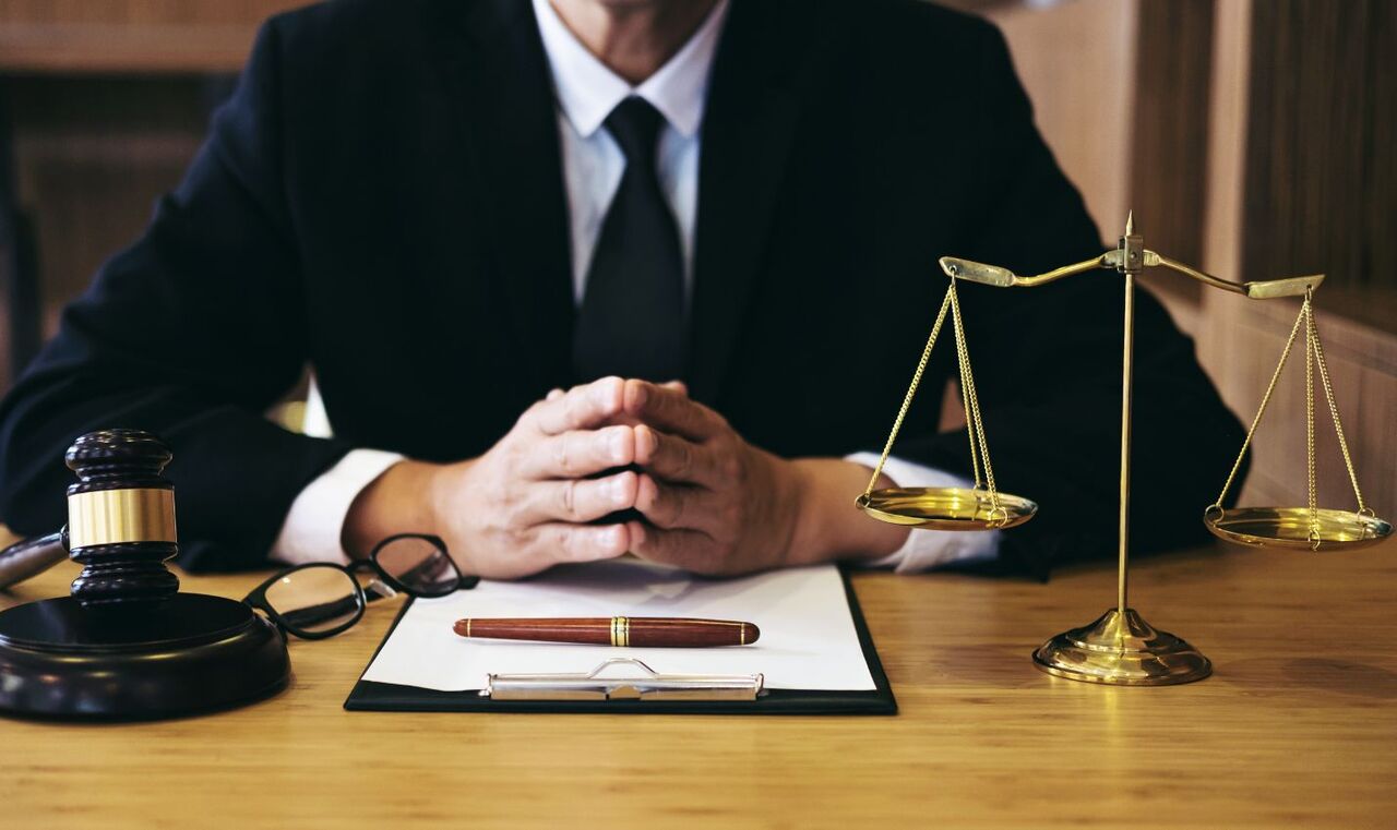 ۵ ویژگی اصلی بهترین وکیل پایه یک دادگستری که باید بدانید!