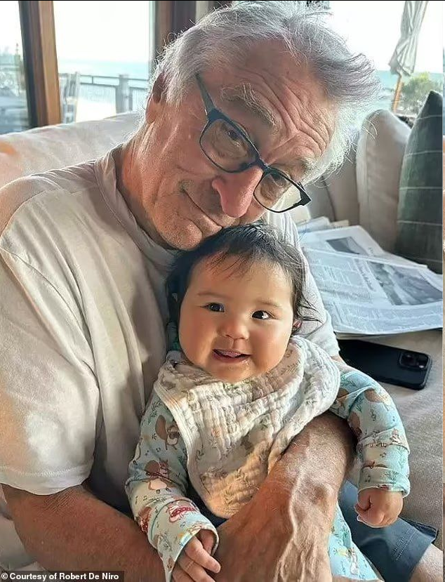 سلفی رابرت دنیرو ۸۰ ساله ساله با دختر ۱۰ ماهه‌اش + عکس
