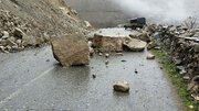 مسافران مراقب باشند / ریزش سنگ در جاده چالوس + عکس