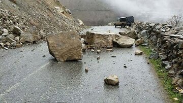 جاده چالوس با سنگ بسته شد