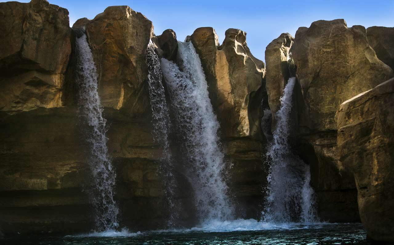 پدیدار شدن آبشاری زیبا در دامنه‌ کوه پس از بارش های اخیر + تصاویر
