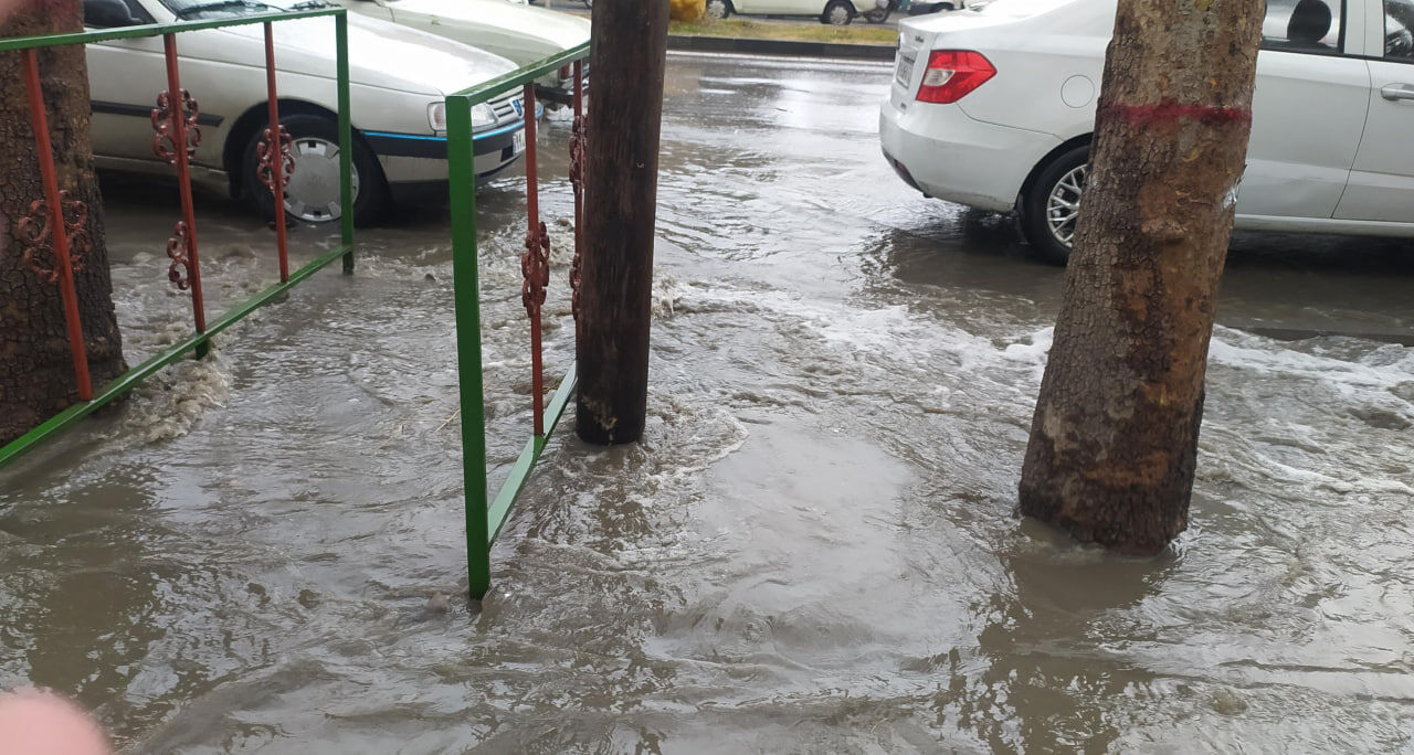 آبگرفتگی معابر خرمآباد براثر بارش شدید باران + فیلم