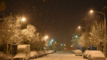 آغاز بارش شدید برف در تهران / خودروها گیر کردند! + فیلم