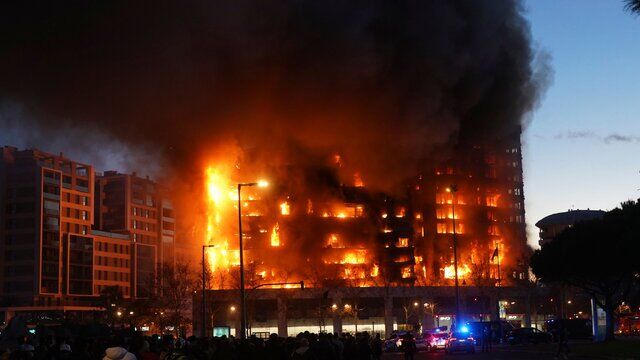 آتش‌سوزی هولناکِ برج مسکونی در اسپانیا + فیلم