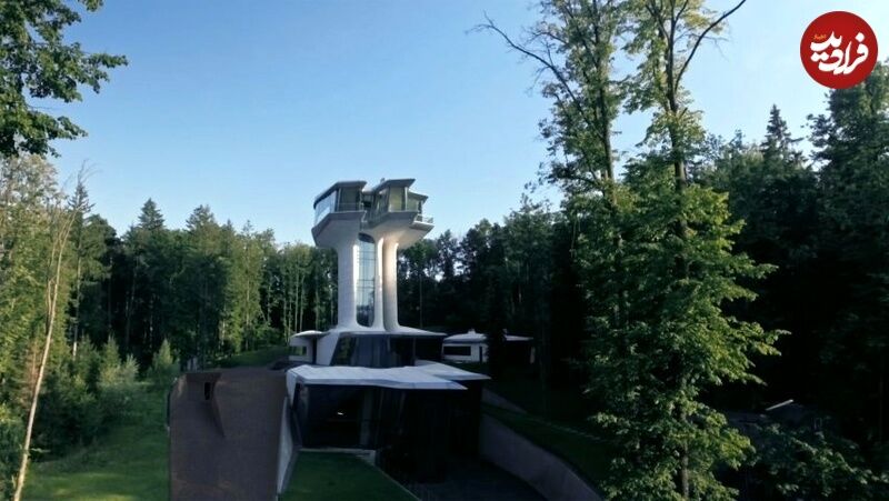 خانۀ عجیبی که مشهورترین معمار دنیا در جنگلهای روسیه ساخت + عکس