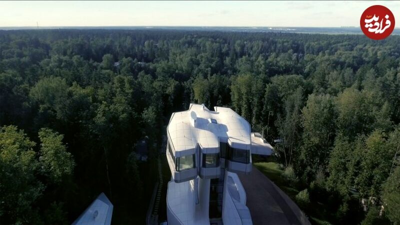 خانۀ عجیبی که مشهورترین معمار دنیا در جنگل‌های روسیه ساخت + عکس