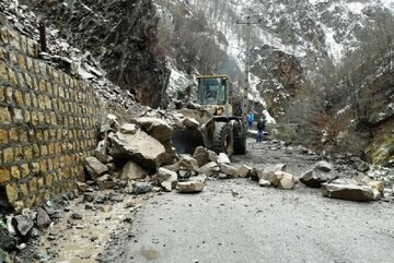 هشدار ریزش سنگ و اختلال در ترددهای جاده‌ای مازندران