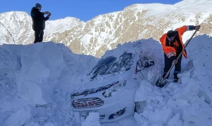 نجات نوزاد ۲۱ روزه در برف و کولاک شهرستان ورزقان