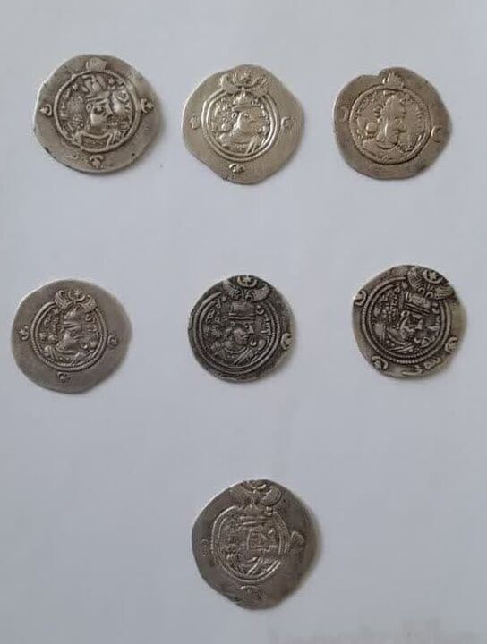 کشف ۷ سکه تاریخی نقره دوره ساسانی
