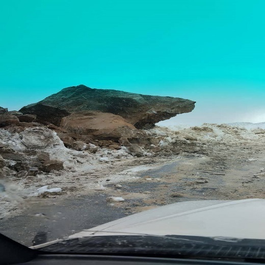 ریزش کوه در این جاده حادثه آفرید