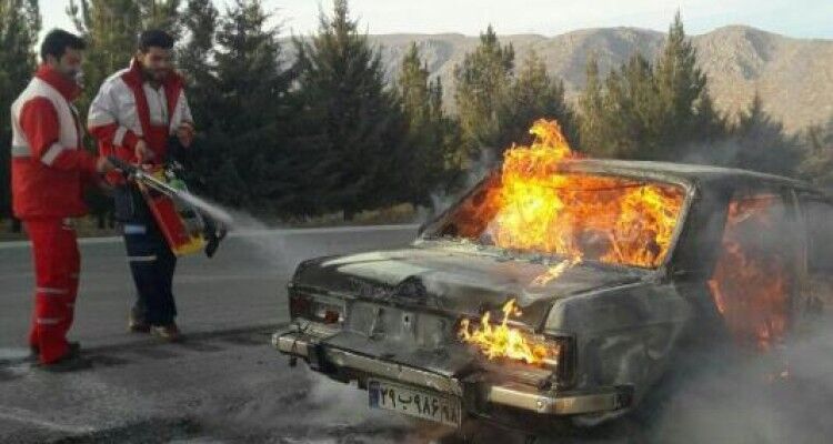 نجات معجزه‌آسای خودروی پیکان از آتش سوزی + فیلم