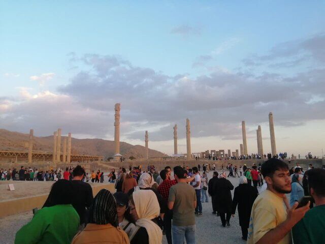شلوغ‌ترین روز و شب شیراز ثبت شد! + عکس