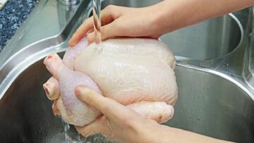 اشتباهات اکثر خانم‌ها هنگام شستشو و طبخ مرغ