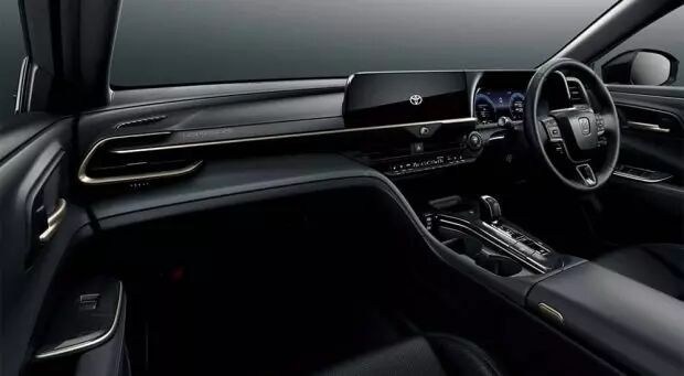 تویوتا کراون لند اسکیپ، تبدیل سدان به آفرودری جذاب و خشن