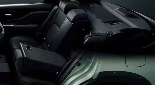 تویوتا کراون لند اسکیپ، تبدیل سدان به آفرودری جذاب و خشن