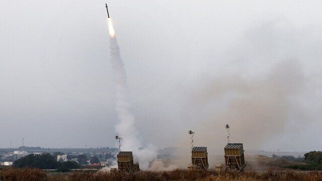 لحظه اصابت سنگین موشک‌های ایران به پایگاه هوایی اسرائیل