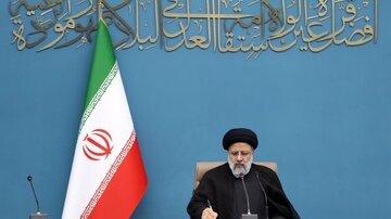 اهدای مصحف مشهد رضوی به رئیس جمهور