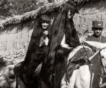 گشت و گذار دختران جوان در تهران ۱۰۰ سال قبل + عکس