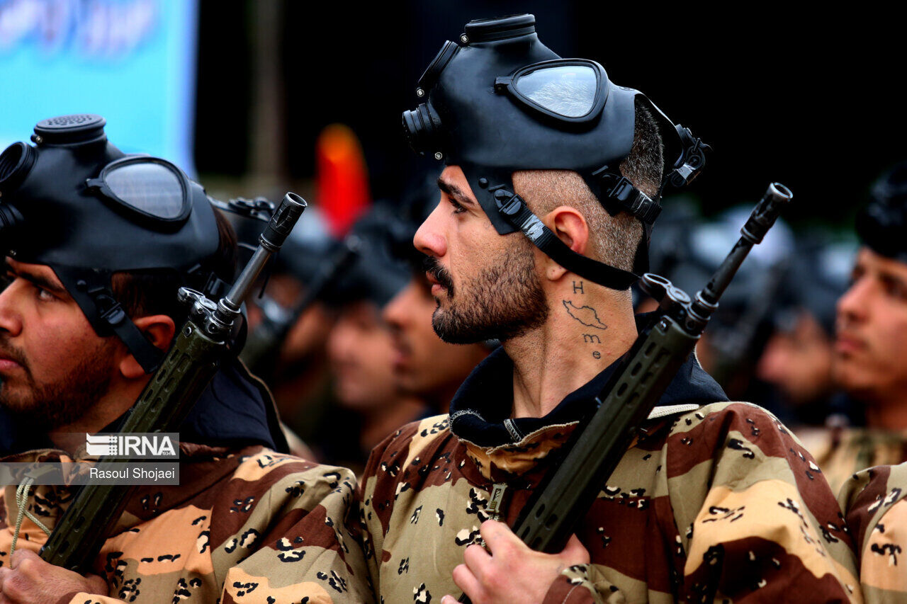 خالکوبی جالب یک سرباز ایرانی در رژه ارتش + عکس