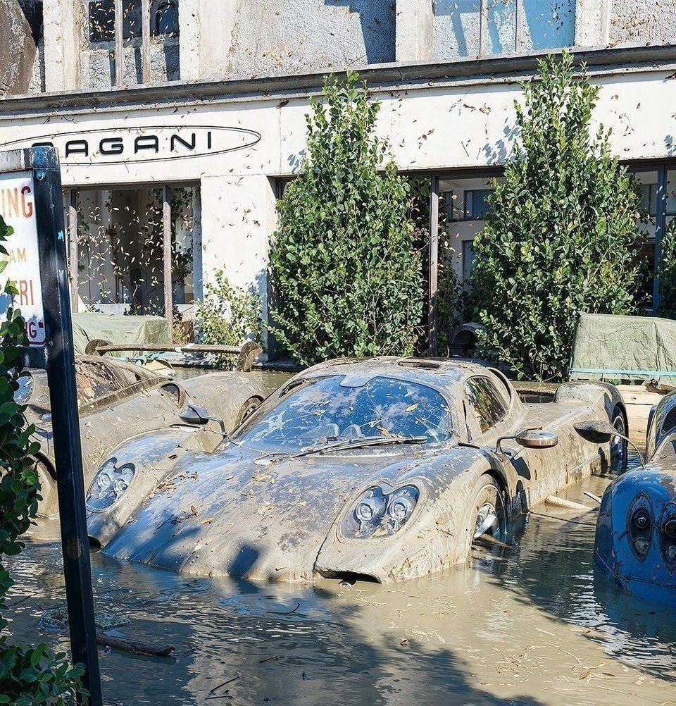 ماشین های گرانی که زیر آب دفن شدند