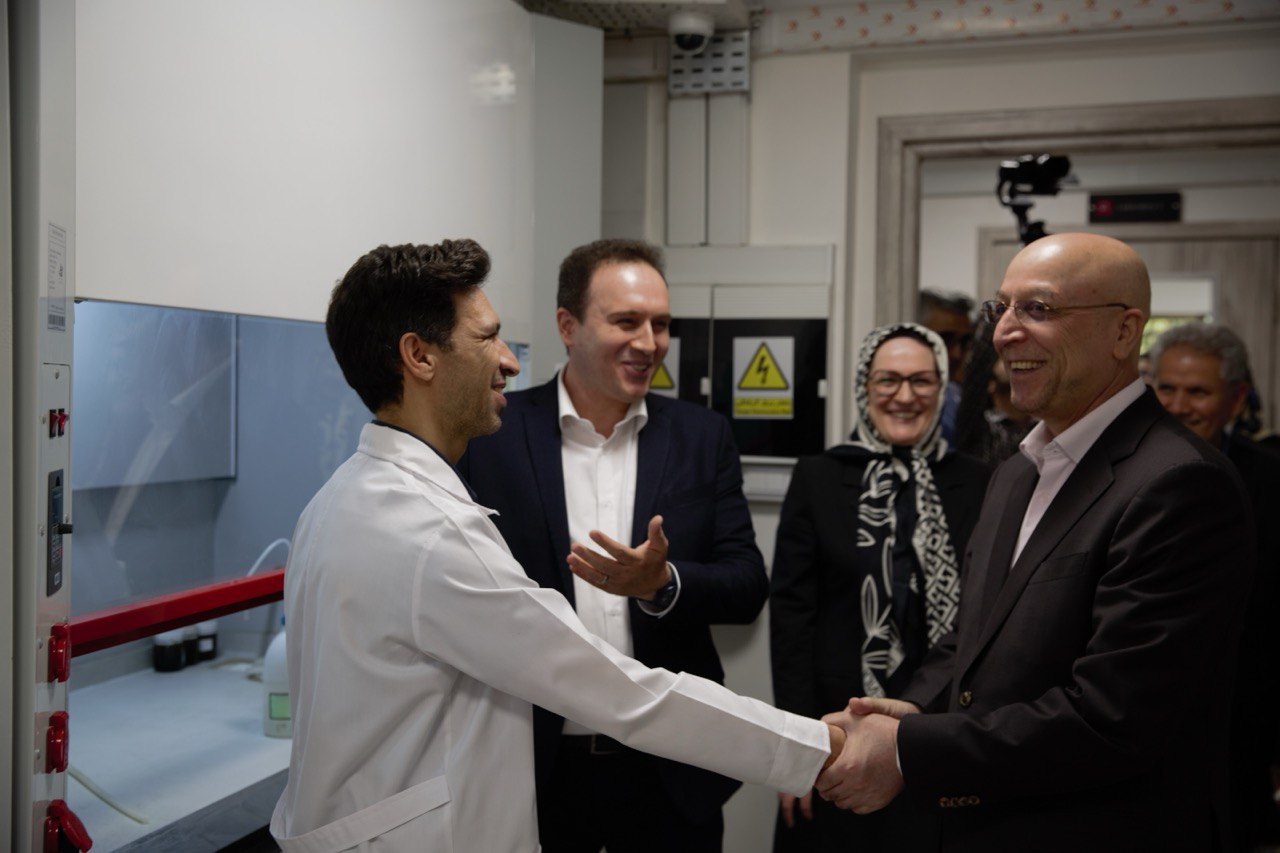 با حضور وزیر علوم تحقیقات و فناوری بخش تحقیق و توسعه شرکت آوان بهمن شیمی افتتاح شد