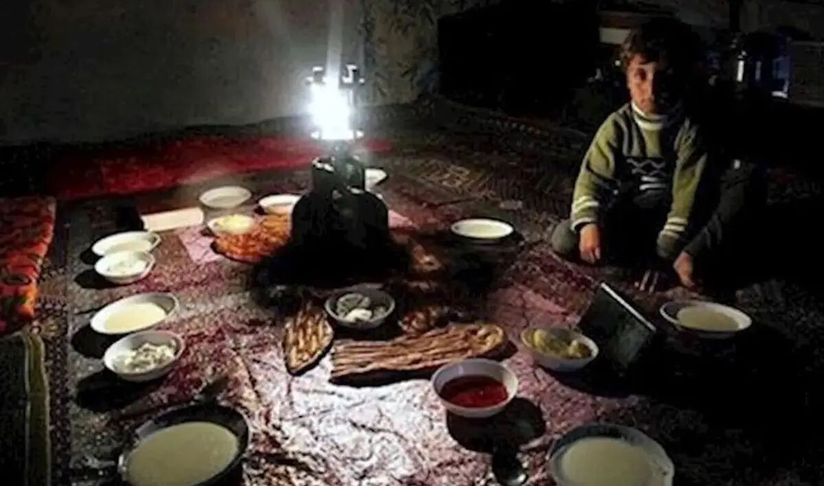 ویدیوی تلخ و تکاندهنده مرد ایرانی که از شدت فقر مردار میخورد