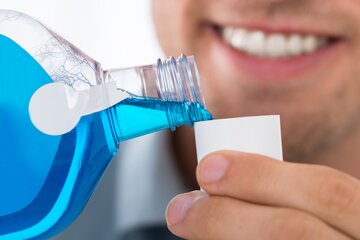 دلیل سوزش دهان هنگام استفاده از دهانشویه چیست؟