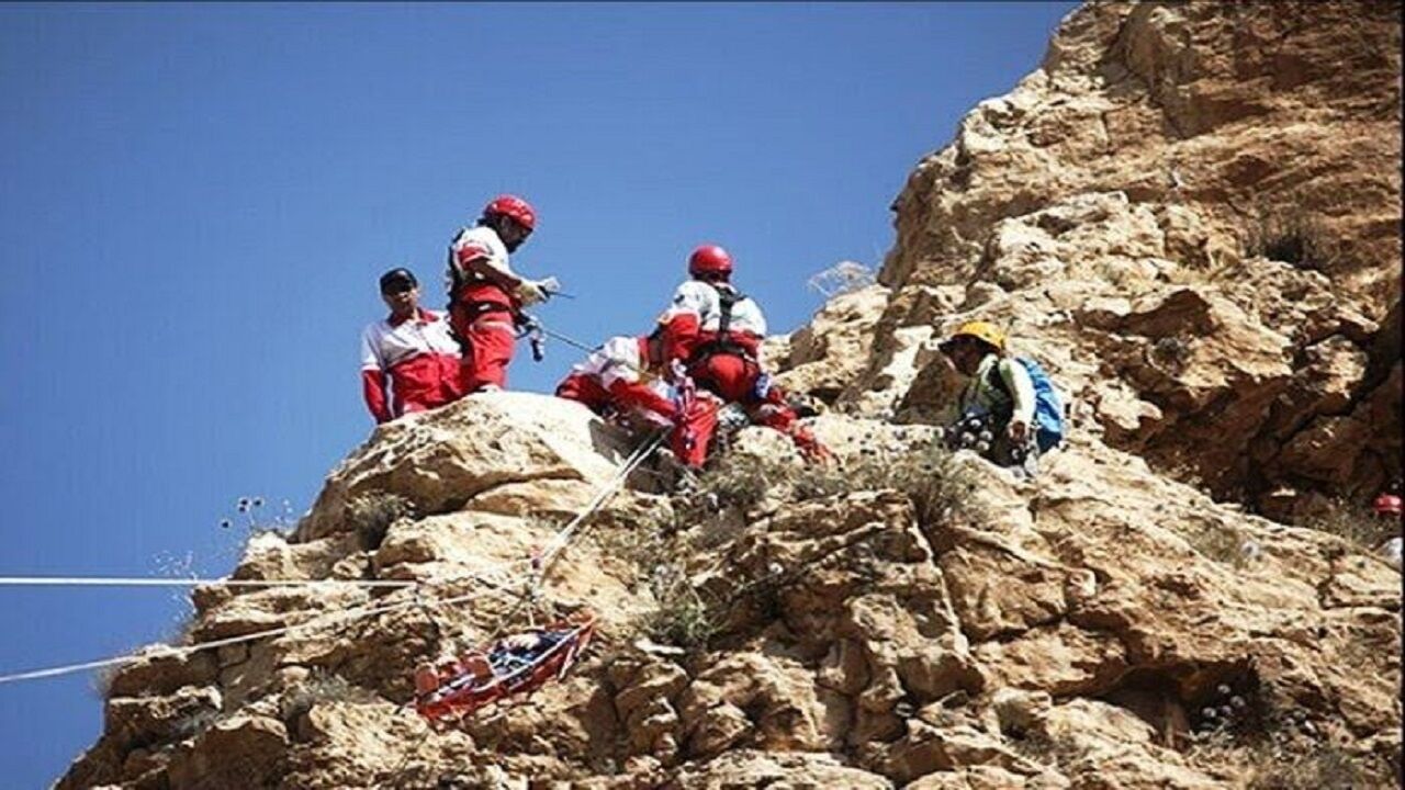 نجات ۶ کودک گرفتار در کوه‌های صاحب‌الزمان