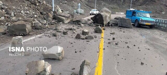 مسافران مراقب باشند / ریزش سنگ در جاده چالوس + عکس