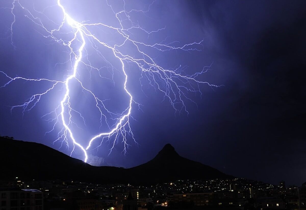 اصابت صاعقه جان مرد ۵۰ ساله را گرفت