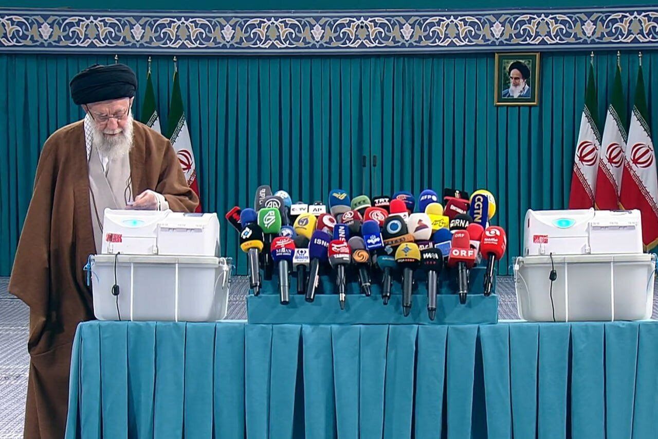 رهبر معظم انقلاب: هرچه رای بیشتر باشد مجلس قویتر است