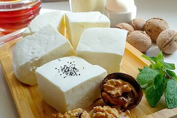 مصرف بیش از حد پنیر این ۴ عارضه را در پی دارد!