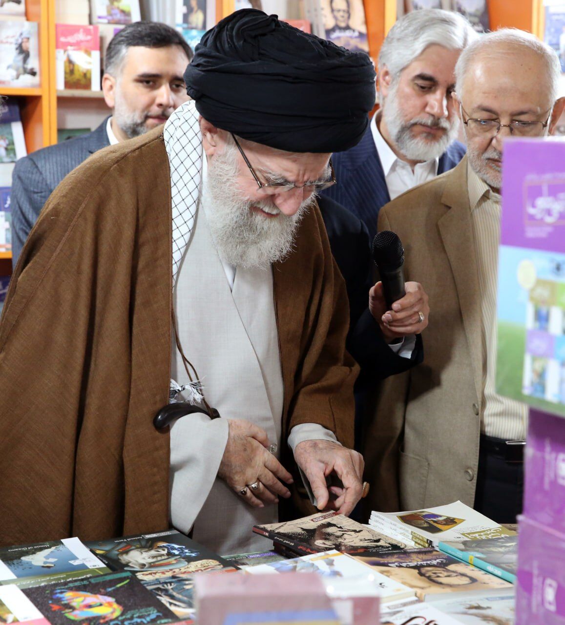رهبر معظم انقلاب از نمایشگاه بین‌المللی کتاب تهران بازدید کرد