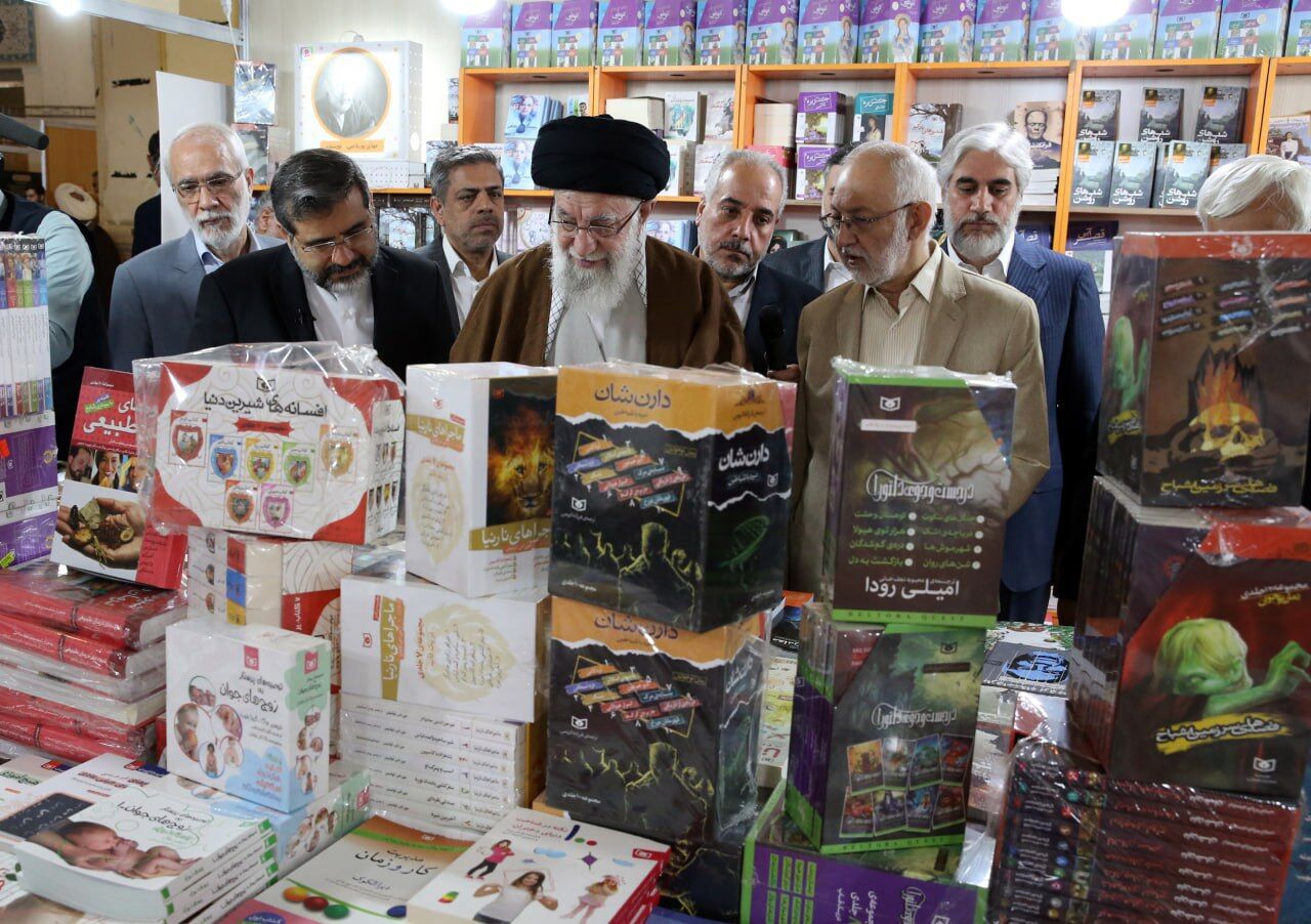 رهبر معظم انقلاب از نمایشگاه بین‌المللی کتاب تهران بازدید کرد