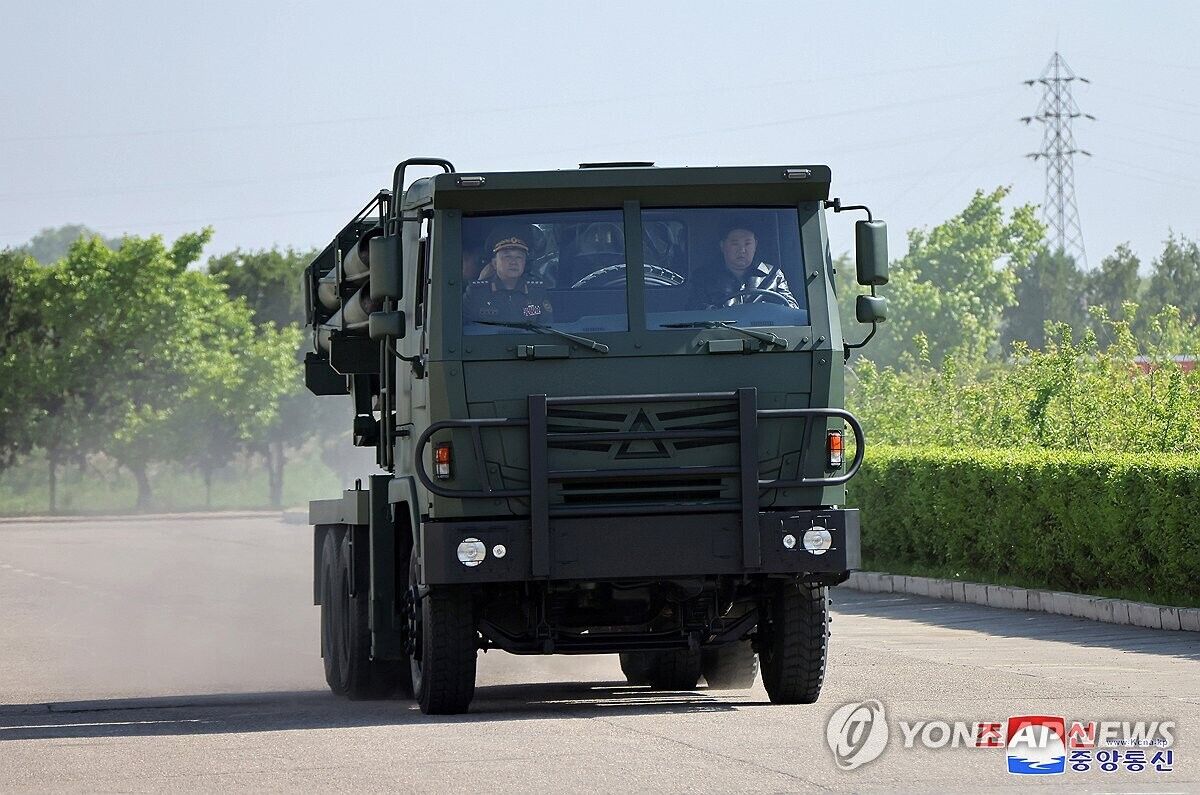 تصاویر جدید رهبر کرهشمالی در حال رانندگی و تیراندازی خبرساز شد!