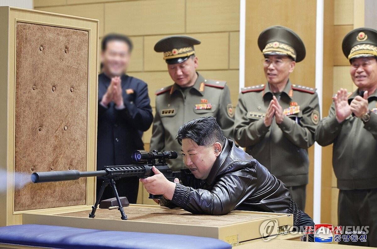 تصاویر جدید رهبر کره‌شمالی در حال رانندگی و تیراندازی خبرساز شد!