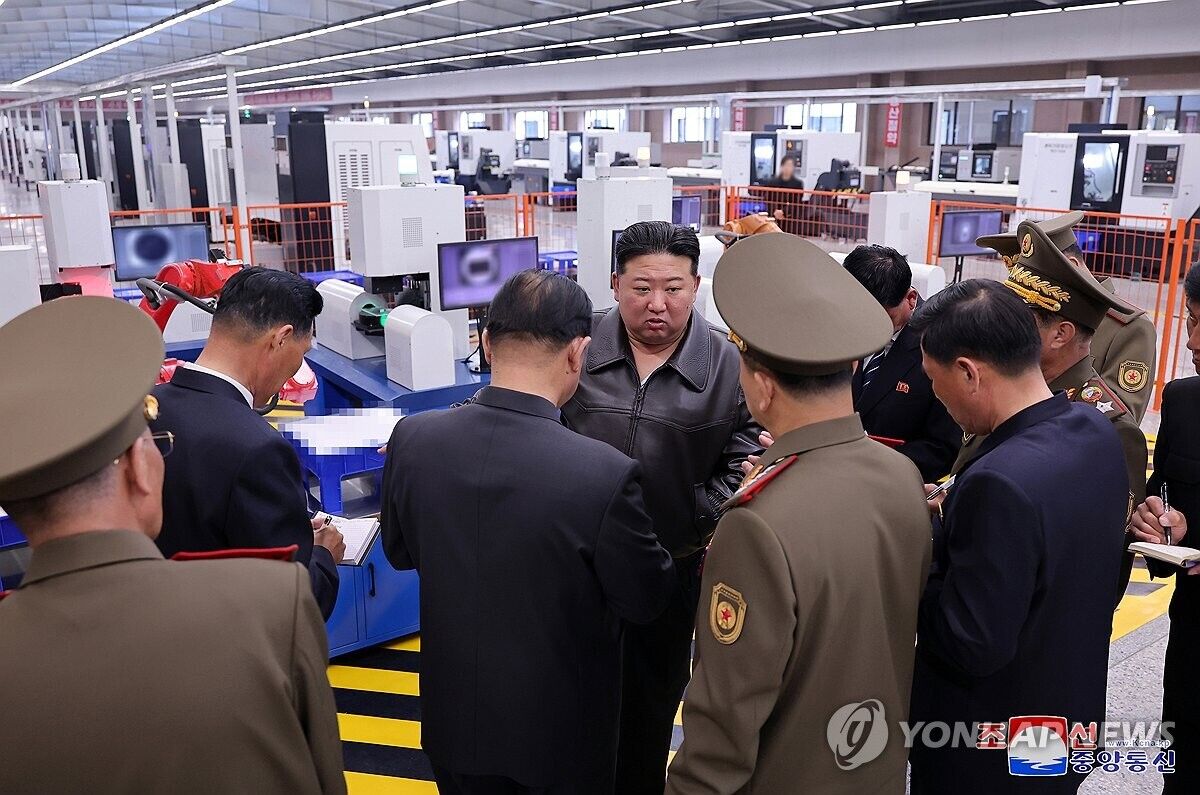 تصاویر جدید رهبر کرهشمالی در حال رانندگی و تیراندازی خبرساز شد!