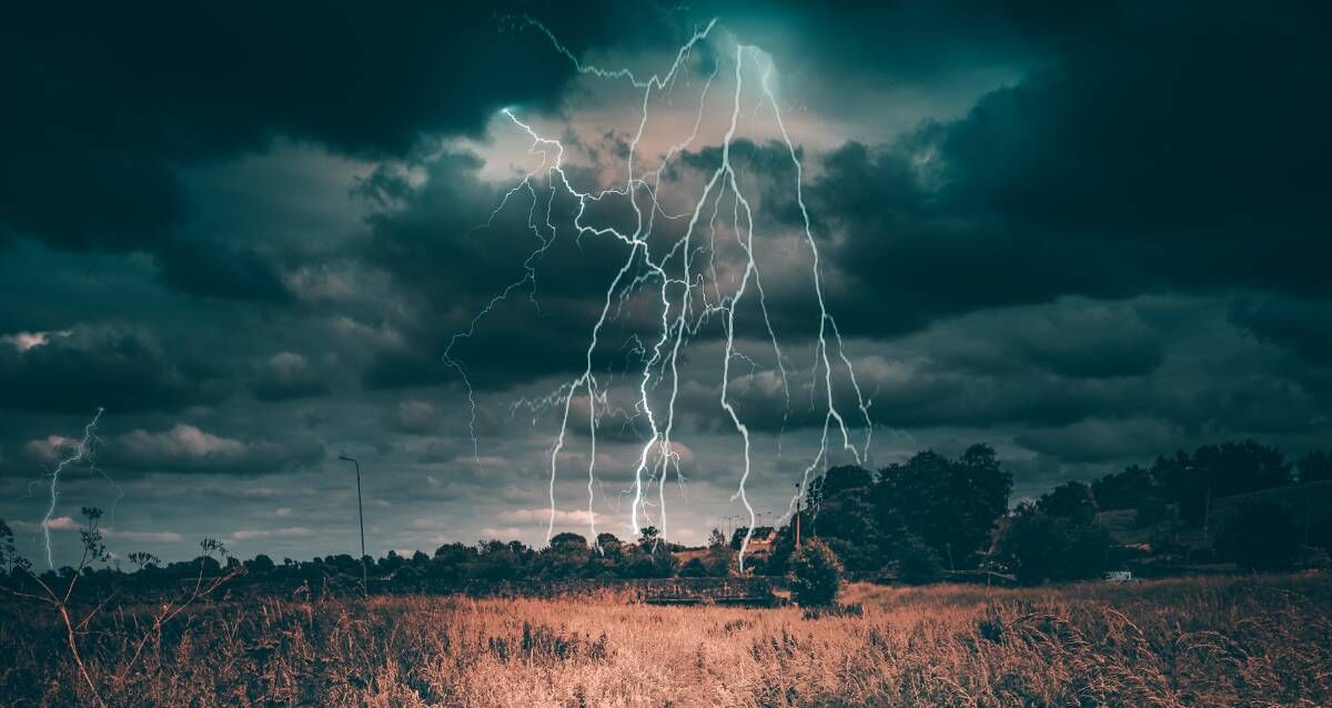 اصابت صاعقه، زمینهای کشاورزی در یک شهر را به آتش کشید