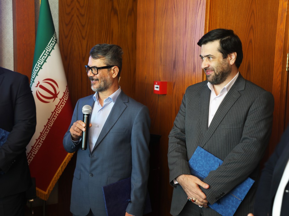 پرچم ملل را سربلند نگه داریم