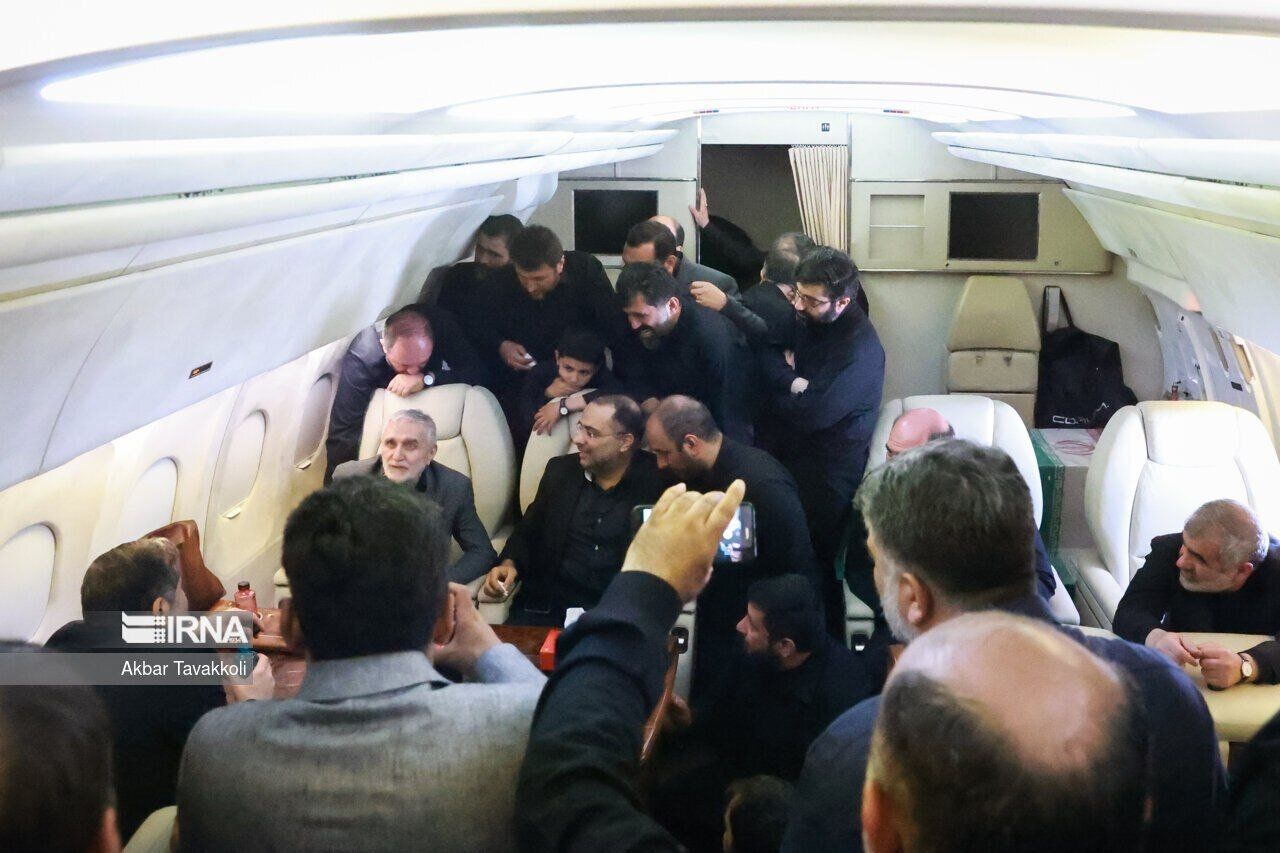 روضه خوانی حاج منصور در هواپیمای اختصاصی حامل پیکر رئیس‌جمهور + عکس
