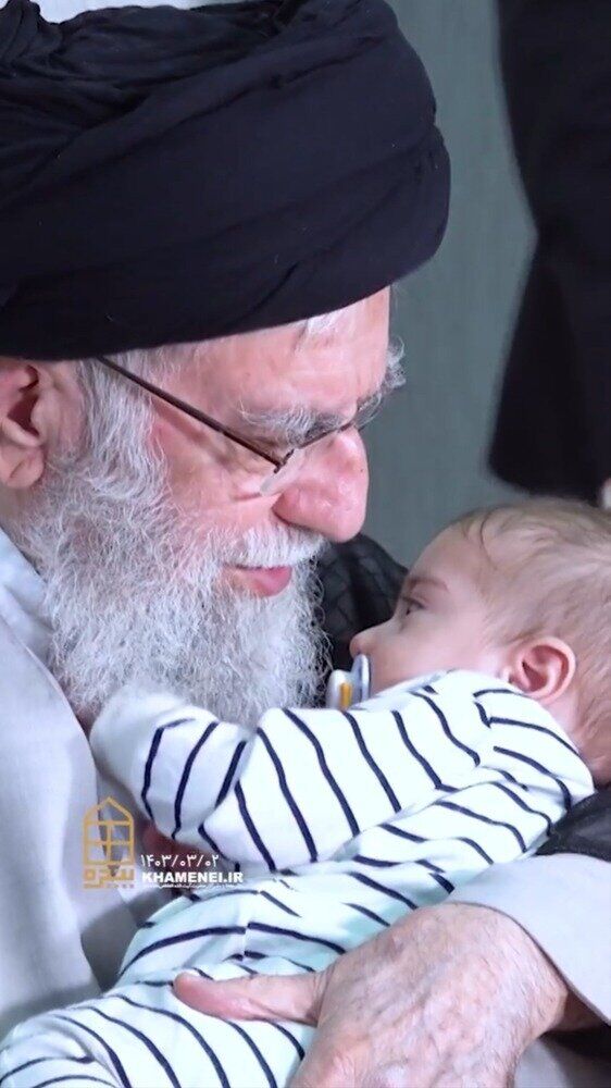 کوچکترین نوه رئیسی در آغوش رهبر معظم انقلاب + عکس