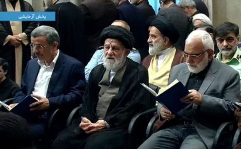 تصویری از حضور احمدی‌نژاد در مراسم ترحیم رییس جمهور و همراهان