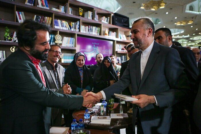 روایت خانم شاعر از  رئیس جمهور شهید | برنامه را لغو نکرد، مستقیم از سفر خارجی به شهر ما  آمد